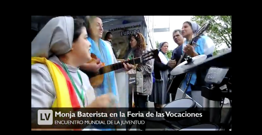 Un grupo de monjas tocan en una banda para recibir al Papa